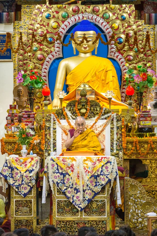 La sua santità i 14 Dalai Lama Tenzin Gyatso dà gli insegnamenti nella sua residenza a Dharamsala, India fotografie stock La sua santità i 14 Dalai Lama Tenzin Gyatso dà gli insegnamenti nella sua residenza a Dharamsala, India fotografie stock