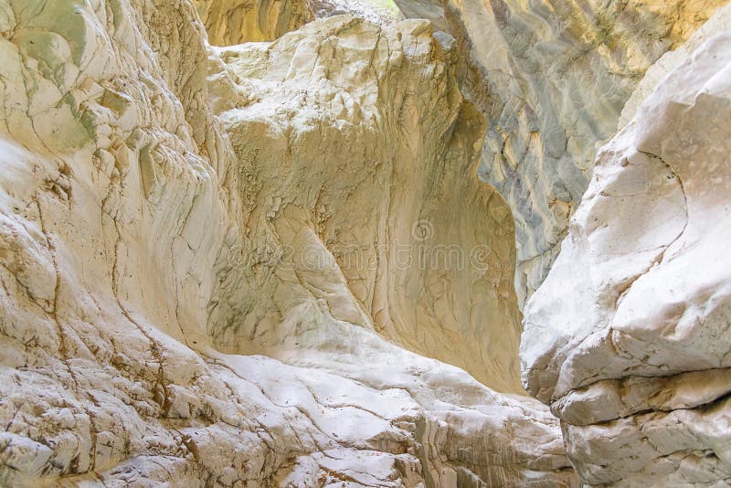 La superficie del cierre de la roca para arriba, textura con las rayas imagen de archivo La superficie del cierre de la roca para arriba, textura con las rayas imagen de archivo