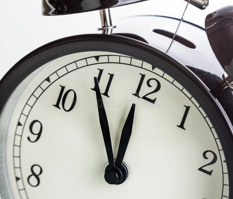 La sveglia d'annata sta mostrando il mezzogiorno o la mezzanotte È orologio del ` di dodici o, buon anno di festa festivo o conce immagini stock La sveglia d'annata sta mostrando il mezzogiorno o la mezzanotte È orologio del ` di dodici o, buon anno di festa festivo o conce immagini stock