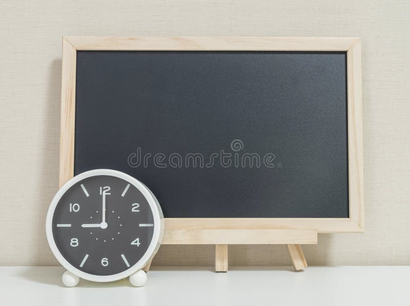 La sveglia del primo piano per decora l'orologio del ` di manifestazione 9 o con il bordo nero di legno sul fondo strutturato car immagini stock La sveglia del primo piano per decora l'orologio del ` di manifestazione 9 o con il bordo nero di legno sul fondo strutturato car immagini stock