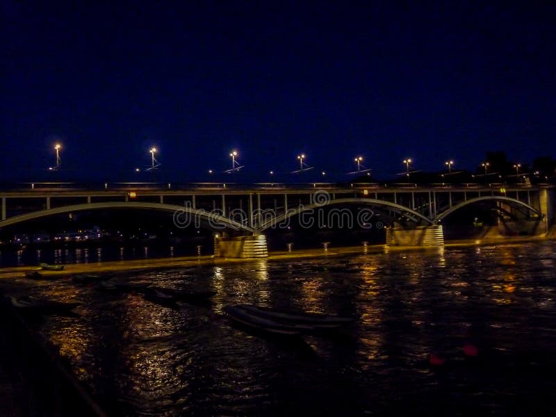La Svizzera, Basilea, PONTE SOPRA il Reno CONTRO il CIELO in CITTÀ fotografia stock La Svizzera, Basilea, PONTE SOPRA il Reno CONTRO il CIELO in CITTÀ fotografia stock