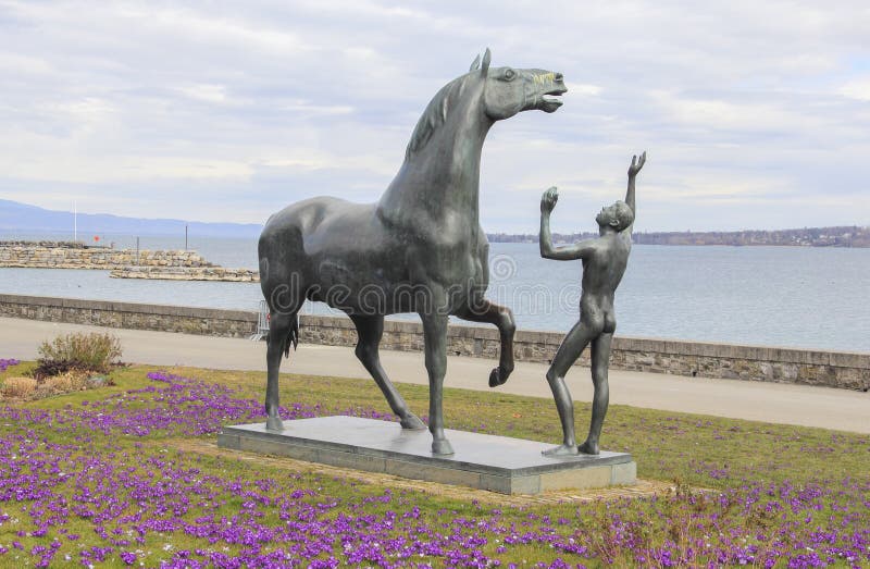 La Svizzera; Ginevra; 9 marzo 2018; Scultura del cavallo e del ragazzo L'IT immagini stock libere da diritti La Svizzera; Ginevra; 9 marzo 2018; Scultura del cavallo e del ragazzo L'IT immagini stock libere da diritti