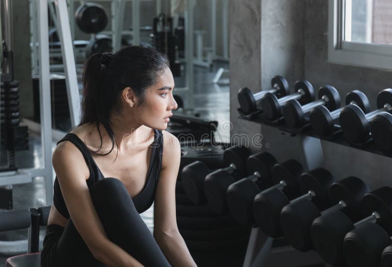 La séance d'entraînement de femme dans la salle de fitness et la rupture relax images libres de droits