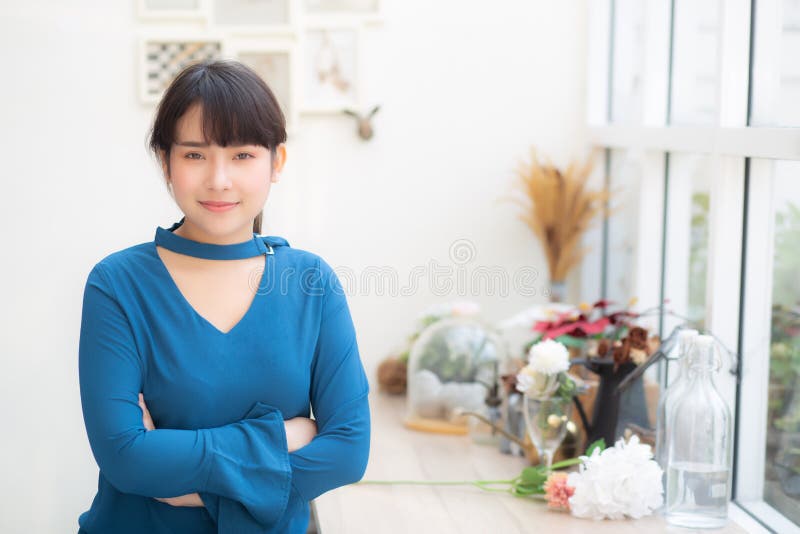 La séance de sourire de belle femme asiatique de portrait jeune au café, la fille modèle heureuse avec détendent et se reposant r images stock La séance de sourire de belle femme asiatique de portrait jeune au café, la fille modèle heureuse avec détendent et se reposant r images stock