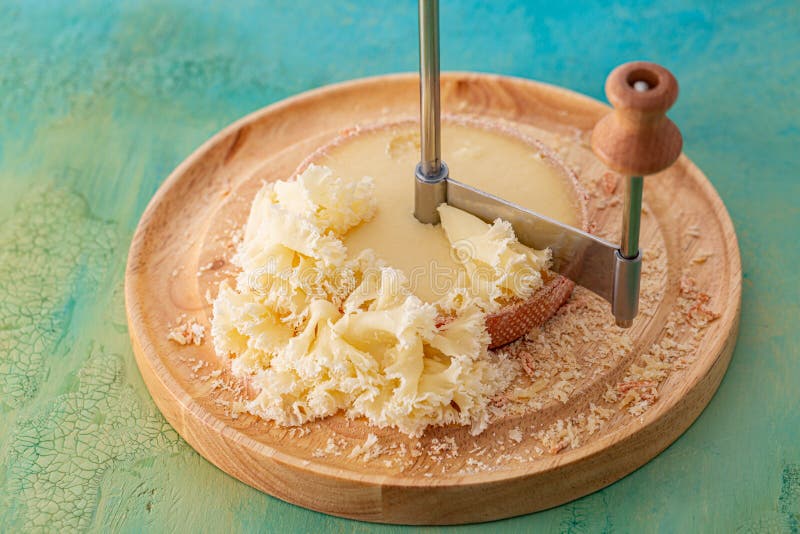 Fromage Sur Une Planche Ronde En Bois Et Un Couteau Métallique Spécial.  Nouvelle Année Noël Brillant Boules Roses Sur Une Surface Image stock -  Image du vert, laiterie: 228123361