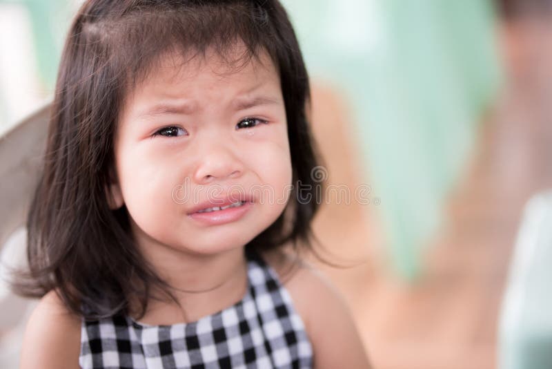 petit enfant asiatique mignon s'exerce à jouer du ukulélé. les enfants  apprennent la musique en cours. sur fond blanc de studio. 3679180 Photo de  stock chez Vecteezy