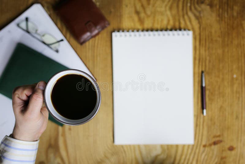 La Tabella scrive la vista dell'ufficio della mano fotografie stock libere da diritti La Tabella scrive la vista dell'ufficio della mano fotografie stock libere da diritti