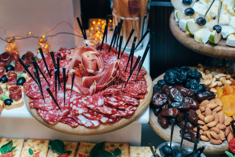 La tabla con la comida, barra de los tapas con cocina española, curó la carne, el queso y el disco con otros aperitivos de España foto de archivo libre de regalías La tabla con la comida, barra de los tapas con cocina española, curó la carne, el queso y el disco con otros aperitivos de España foto de archivo libre de regalías