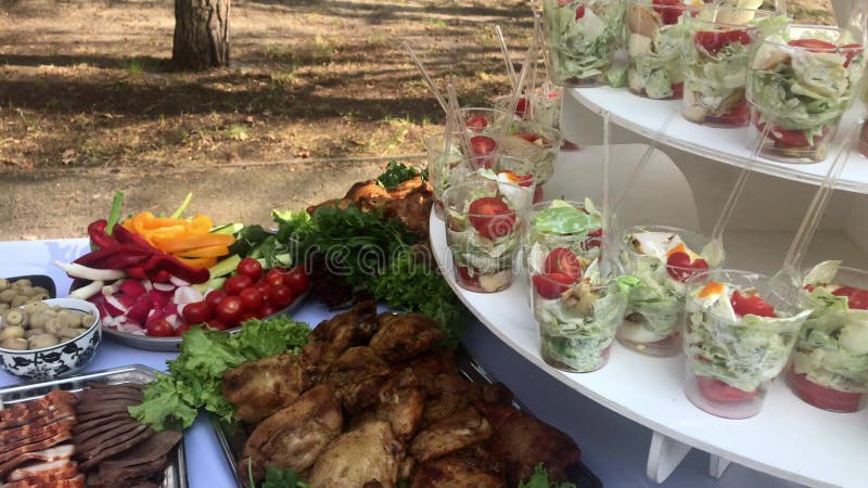La tabla de banquete de abastecimiento maravillosamente adornada con el bocadillo, en niños corporativos del cumpleaños de la Nav