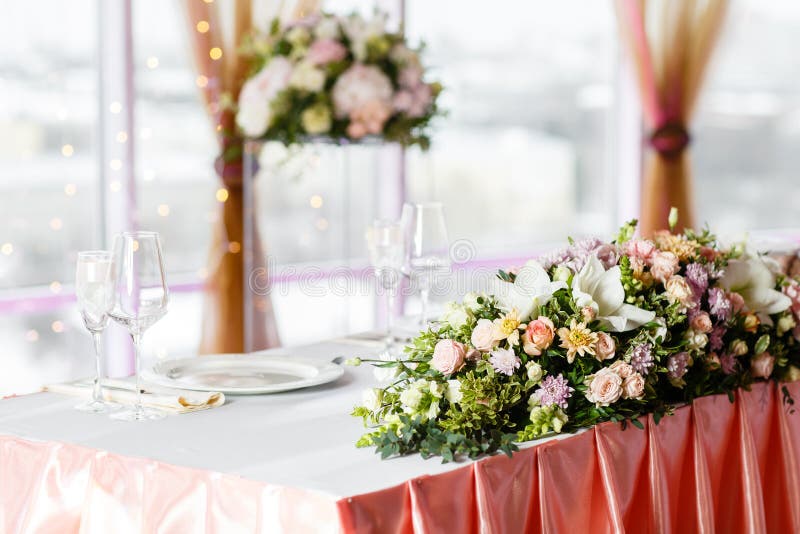 La tabla de los recienes casados Configuración del vector en una recepción nupcial de lujo Flores hermosas en la tabla fotografía de archivo libre de regalías La tabla de los recienes casados Configuración del vector en una recepción nupcial de lujo Flores hermosas en la tabla fotografía de archivo libre de regalías