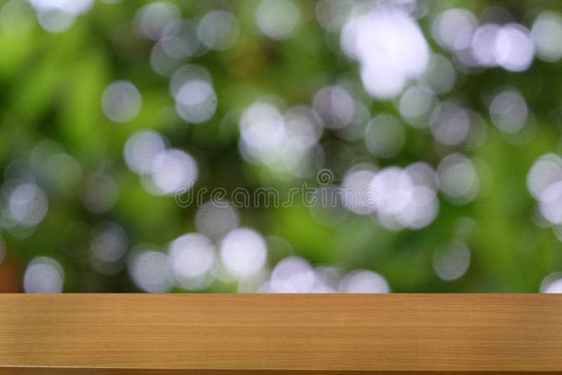 La tabla de madera oscura vac?a delante del extracto empa?? el fondo del bokeh del restaurante imagen de archivo La tabla de madera oscura vac?a delante del extracto empa?? el fondo del bokeh del restaurante imagen de archivo