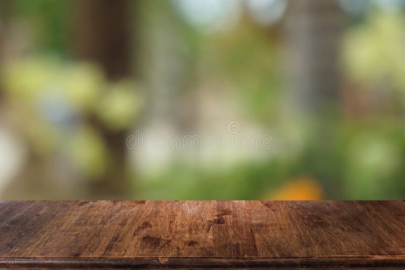 La tabla de madera oscura vac?a delante del extracto empa?? el fondo del bokeh del restaurante foto de archivo libre de regalías La tabla de madera oscura vac?a delante del extracto empa?? el fondo del bokeh del restaurante foto de archivo libre de regalías
