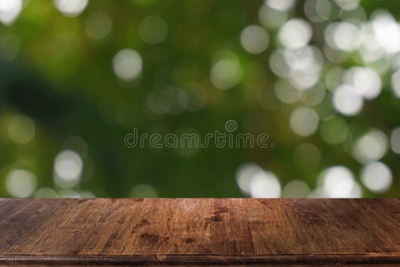La tabla de madera oscura vac?a delante del extracto empa?? el fondo del bokeh del restaurante imagen de archivo libre de regalías La tabla de madera oscura vac?a delante del extracto empa?? el fondo del bokeh del restaurante imagen de archivo libre de regalías
