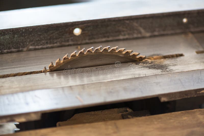 La tabla electrónica de la máquina vio, el trabajo de madera de la carpintería fotografía de archivo La tabla electrónica de la máquina vio, el trabajo de madera de la carpintería fotografía de archivo