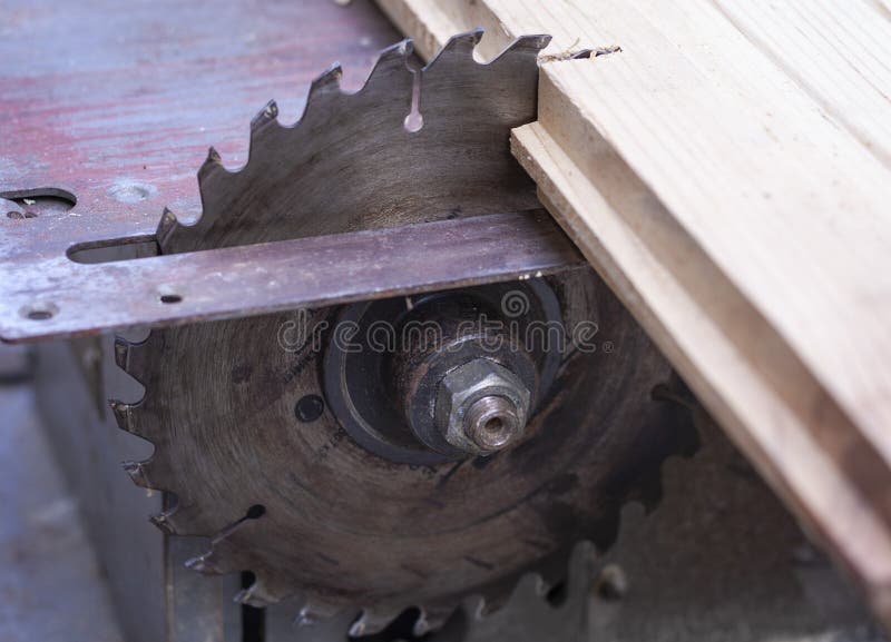 La tabla electrónica de la máquina de la carpintería vio, sostenido para cortar la plata del acero del metal foto de archivo La tabla electrónica de la máquina de la carpintería vio, sostenido para cortar la plata del acero del metal foto de archivo