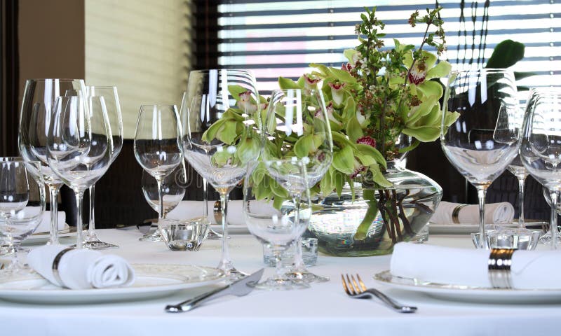 La table de fantaisie a placé pour un dîner photo stock La table de fantaisie a placé pour un dîner photo stock