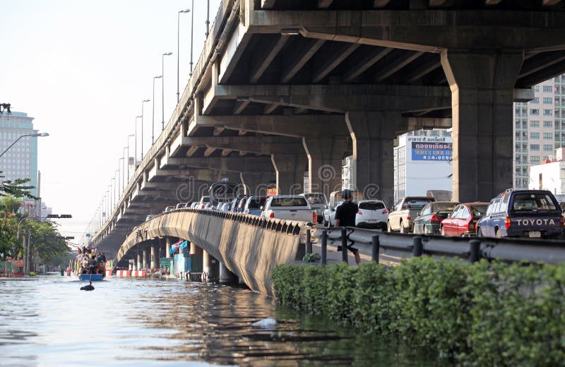 La Tailandia, Bangkok - novembre 2011: Passaggio dell'automobile bloccato sommergendosi, ingorgo stradale sopra sul ponte immagini stock libere da diritti La Tailandia, Bangkok - novembre 2011: Passaggio dell'automobile bloccato sommergendosi, ingorgo stradale sopra sul ponte immagini stock libere da diritti