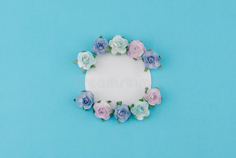 La tarjeta blanca redonda adorna con las flores de papel del tono azul fotografía de archivo libre de regalías La tarjeta blanca redonda adorna con las flores de papel del tono azul fotografía de archivo libre de regalías