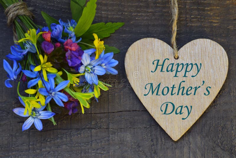 La tarjeta de felicitación feliz del día del ` s de la madre con la primavera florece el ramo y el corazón decorativo en viejo fo foto de archivo libre de regalías La tarjeta de felicitación feliz del día del ` s de la madre con la primavera florece el ramo y el corazón decorativo en viejo fo foto de archivo libre de regalías
