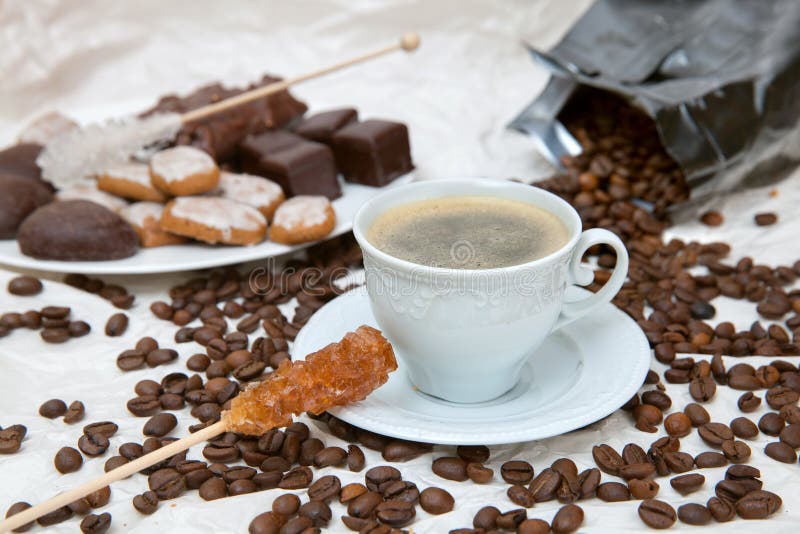 La tasse de café avec le bâton de caramel photo stock La tasse de café avec le bâton de caramel photo stock