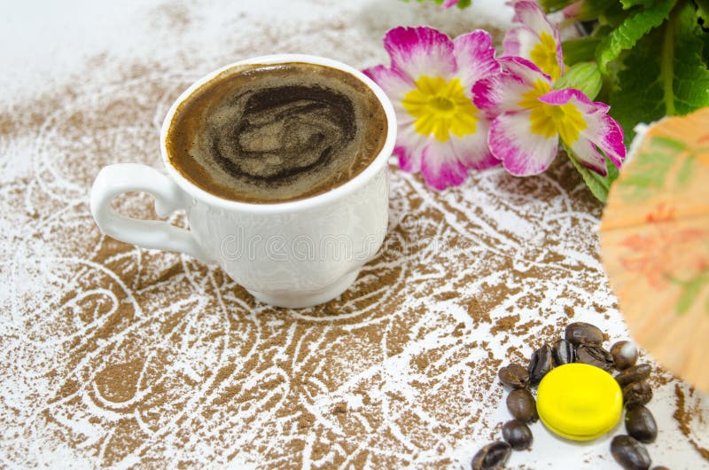 La tasse de café sur un cacao a arrosé la table photographie stock libre de droits La tasse de café sur un cacao a arrosé la table photographie stock libre de droits