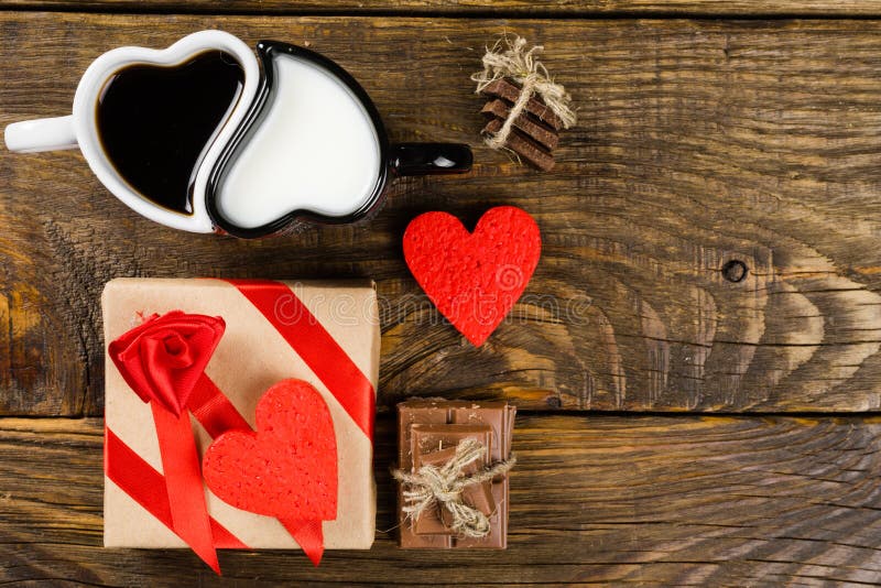 La tasse sous forme de coeurs, une a versé le café dans l'autre lait, après la ficelle coupée de chocolat attachée autour du coeu photos libres de droits La tasse sous forme de coeurs, une a versé le café dans l'autre lait, après la ficelle coupée de chocolat attachée autour du coeu photos libres de droits
