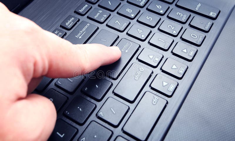 La tastiera con la pressatura del dito entra nella chiave fotografia stock libera da diritti La tastiera con la pressatura del dito entra nella chiave fotografia stock libera da diritti