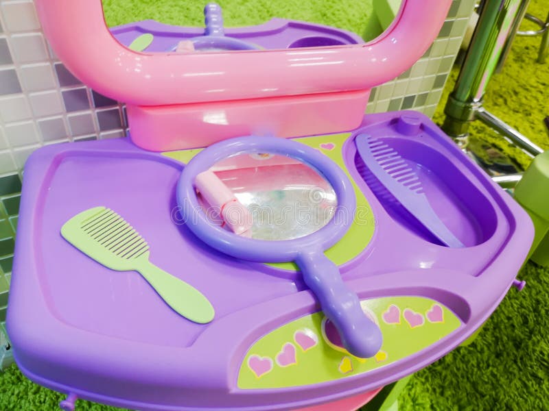 La tavola dei bambini per coloritura del labbro e dei capelli, il trucco dei bambini Il sogno di giovani bellezze fotografia stock libera da diritti La tavola dei bambini per coloritura del labbro e dei capelli, il trucco dei bambini Il sogno di giovani bellezze fotografia stock libera da diritti