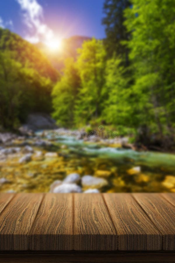 La tavola di legno vuota davanti a fondo vago astratto in natura, può essere usata per esposizione o il montaggio i vostri prodot fotografie stock La tavola di legno vuota davanti a fondo vago astratto in natura, può essere usata per esposizione o il montaggio i vostri prodot fotografie stock
