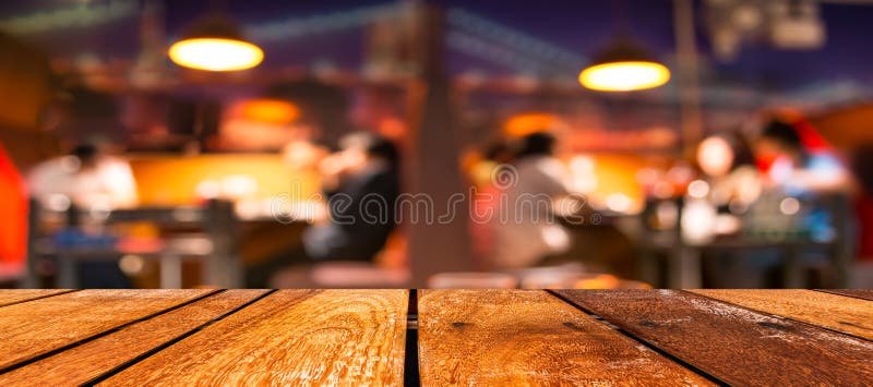 la tavola e la caffetteria di legno marroni vuote offuscano il fondo con l'immagine del bokeh fotografia stock libera da diritti la tavola e la caffetteria di legno marroni vuote offuscano il fondo con l'immagine del bokeh fotografia stock libera da diritti