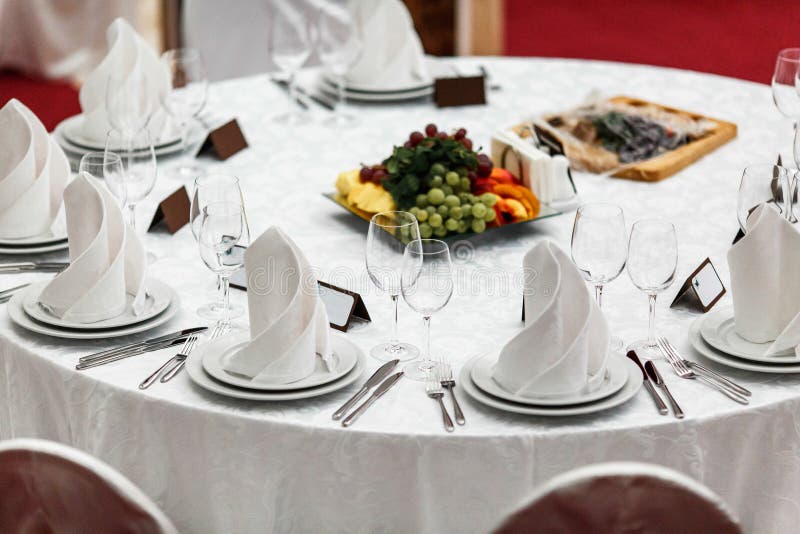 La tavola rotonda del ristorante ha servito il lusso per una cena festiva fotografie stock libere da diritti La tavola rotonda del ristorante ha servito il lusso per una cena festiva fotografie stock libere da diritti
