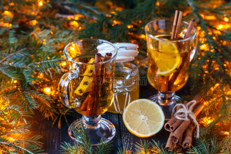 La taza con rojo reflexionó sobre las galletas del vino o de la sangría y del pan de jengibre para el día de fiesta de la Navidad fotografía de archivo La taza con rojo reflexionó sobre las galletas del vino o de la sangría y del pan de jengibre para el día de fiesta de la Navidad fotografía de archivo