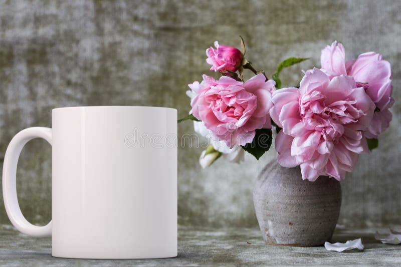 La taza de café en blanco blanca lista para su crea para requisitos particulares/cita imágenes de archivo libres de regalías La taza de café en blanco blanca lista para su crea para requisitos particulares/cita imágenes de archivo libres de regalías