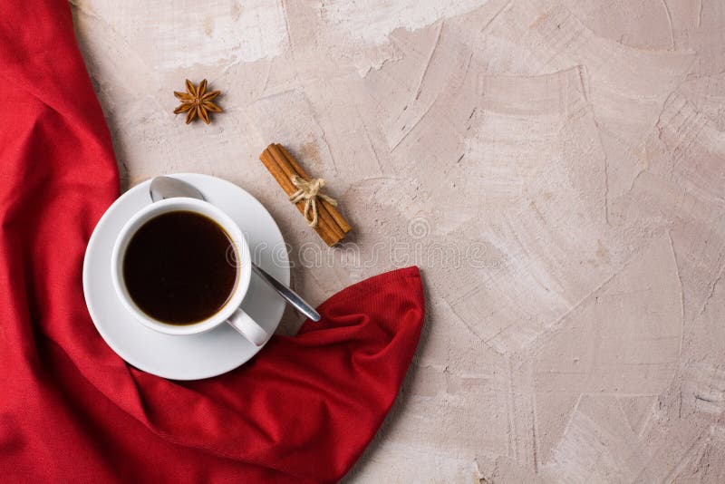 La taza de servilleta roja del café o del té condimenta el fondo concreto fotografía de archivo La taza de servilleta roja del café o del té condimenta el fondo concreto fotografía de archivo