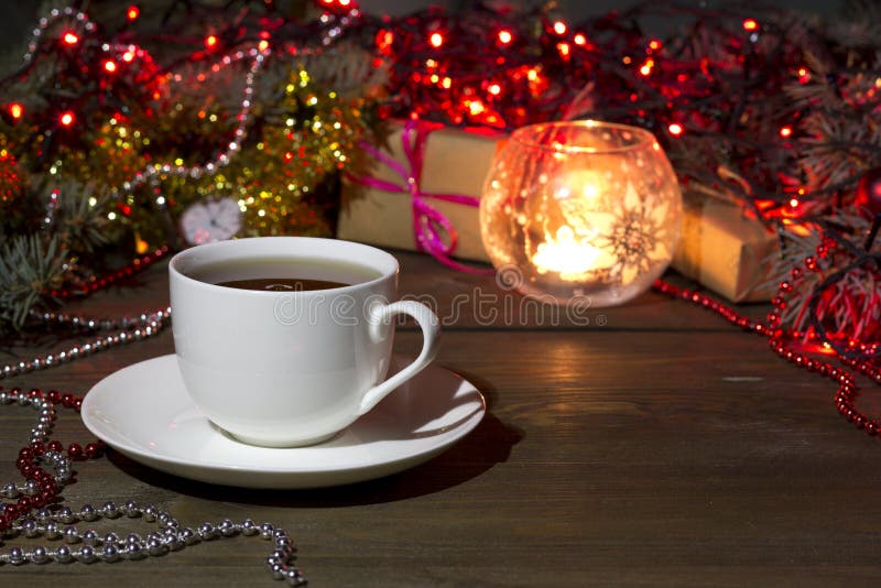 La tazza di tè sul Natale di un fondo gioca immagine stock libera da diritti La tazza di tè sul Natale di un fondo gioca immagine stock libera da diritti