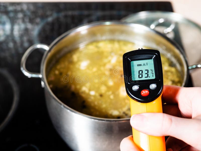 La Température De Mesure De La Soupe Chaude Par Le Thermomètre Image stock  - Image du assiette, cuisine: 203235135