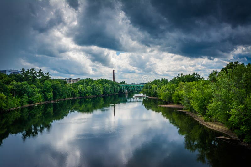 La tempesta si rannuvola il fiume di Merrimack, a Manchester, nuovo Hamps fotografia stock La tempesta si rannuvola il fiume di Merrimack, a Manchester, nuovo Hamps fotografia stock