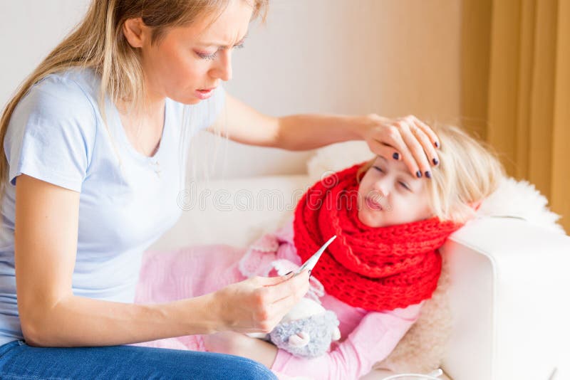 Mere Qui Fait Croire A Sa Fille Quelle Est Malade Mère Inquiétée Avec Le Bébé Malade Appelle Le Docteur Image stock