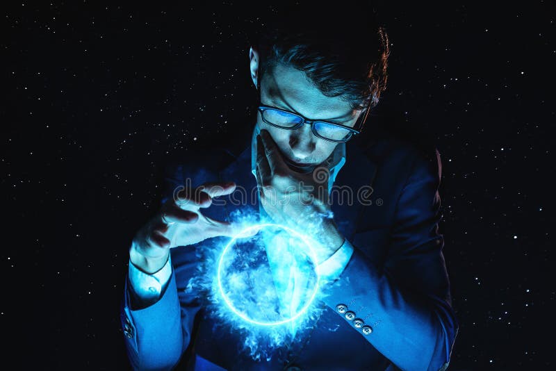 La tenuta dell'uomo d'affari dell'uomo consegna una sfera d'ardore blu del plasma Previsione e previsione magiche in affare e fin fotografie stock libere da diritti La tenuta dell'uomo d'affari dell'uomo consegna una sfera d'ardore blu del plasma Previsione e previsione magiche in affare e fin fotografie stock libere da diritti