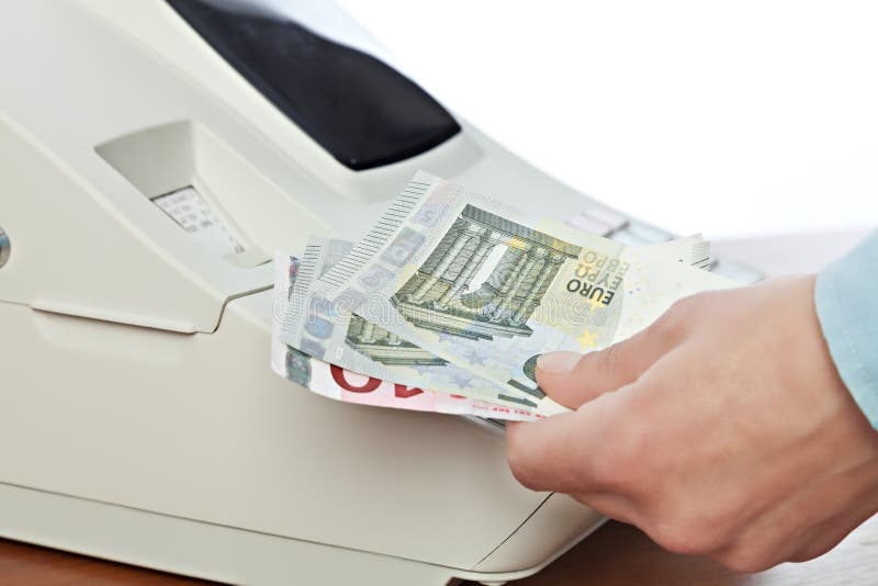 La tenuta dell'uomo di vendite incassa il pagamento per gli acquisti nel deposito fotografia stock libera da diritti La tenuta dell'uomo di vendite incassa il pagamento per gli acquisti nel deposito fotografia stock libera da diritti