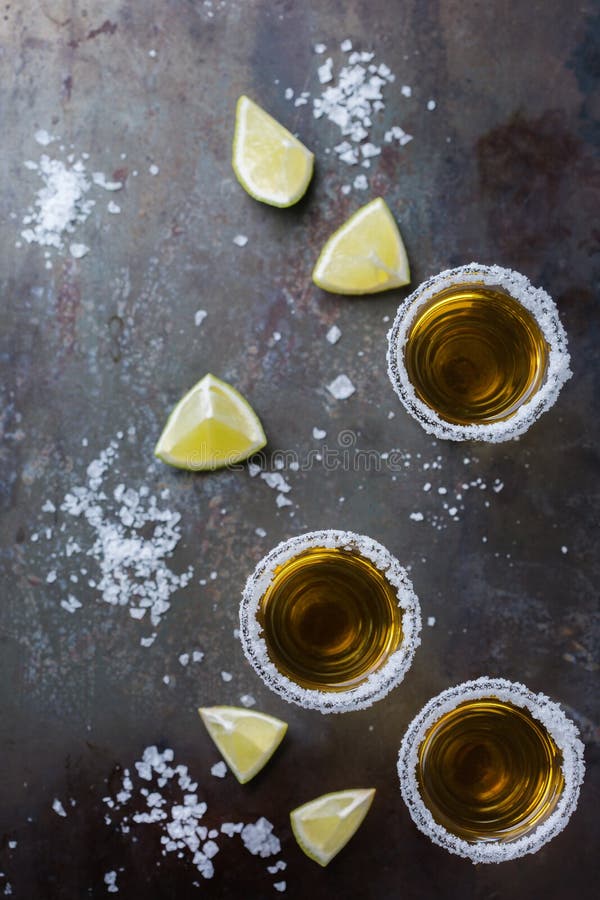 La tequila mexicaine d'or a tiré avec la chaux et le sel verts image stock