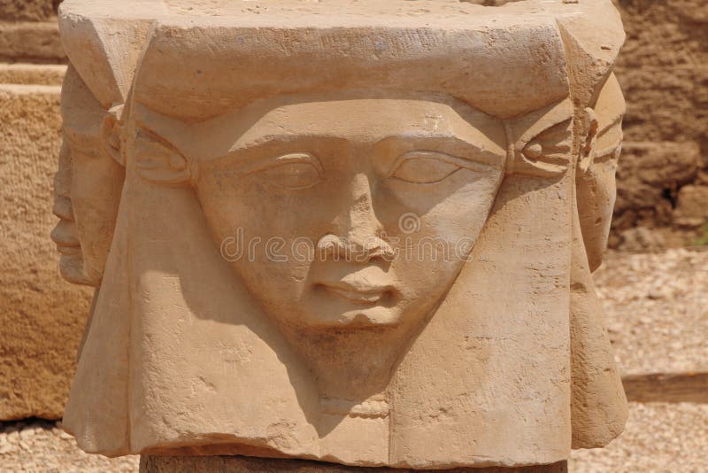 La testa della dea Hathor L'Egitto, Dendera, il tempio egiziano antico di Dendera o tempio di Hathor fotografia stock libera da diritti La testa della dea Hathor L'Egitto, Dendera, il tempio egiziano antico di Dendera o tempio di Hathor fotografia stock libera da diritti