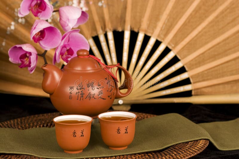 Tetera china y abanico de seda horizontal fotografía de archivo libre de regalías