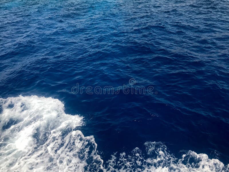 La textura de una agua de mar mojada azul que burbujea con las ondas, burbujas, espuma blanca, salpica, salpica, cae Los antecede fotos de archivo La textura de una agua de mar mojada azul que burbujea con las ondas, burbujas, espuma blanca, salpica, salpica, cae Los antecede fotos de archivo