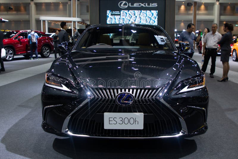 La Thaïlande - décembre 2018 : vue franche étroite de la voiture de sport hybride de couleur de noir de Lexus es 300h présentée d image libre de droits La Thaïlande - décembre 2018 : vue franche étroite de la voiture de sport hybride de couleur de noir de Lexus es 300h présentée d image libre de droits