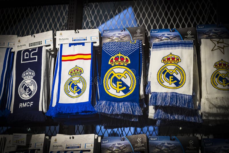 La Tienda De Ropa Oficial Y Se Divierte Las Cualidades Para El Club Del Fútbol Del Real Madrid De Las Fans Foto de archivo editorial - Imagen de lucio, bola: 131265773