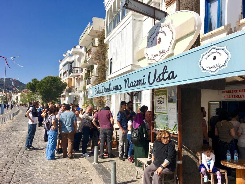 La tienda es pertenece al usta gomoso famoso de Nazmi del productor del helado Gente que espera siempre en el que foto de archivo La tienda es pertenece al usta gomoso famoso de Nazmi del productor del helado Gente que espera siempre en el que foto de archivo