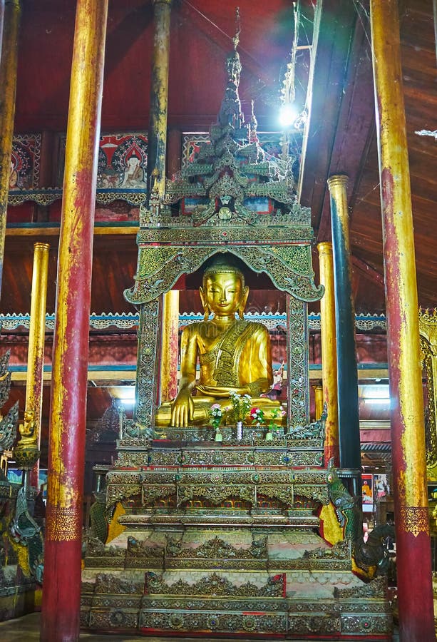 La tierra conmovedora Buda en el monasterio de Ywama, Myanmar fotografía de archivo La tierra conmovedora Buda en el monasterio de Ywama, Myanmar fotografía de archivo