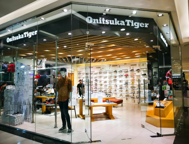 La tigre di Onitsuka è una delle società più vecchie nel Giappone, immagine della scarpa che mostra un deposito dello shopfront n immagini stock libere da diritti La tigre di Onitsuka è una delle società più vecchie nel Giappone, immagine della scarpa che mostra un deposito dello shopfront n immagini stock libere da diritti