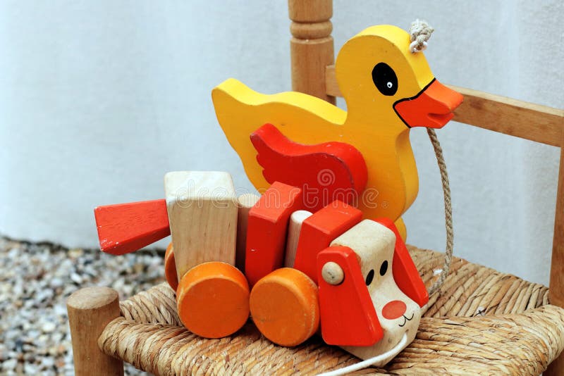 La tirata dei bambini gioca il cucciolo e l'anatra di legno immagini stock La tirata dei bambini gioca il cucciolo e l'anatra di legno immagini stock